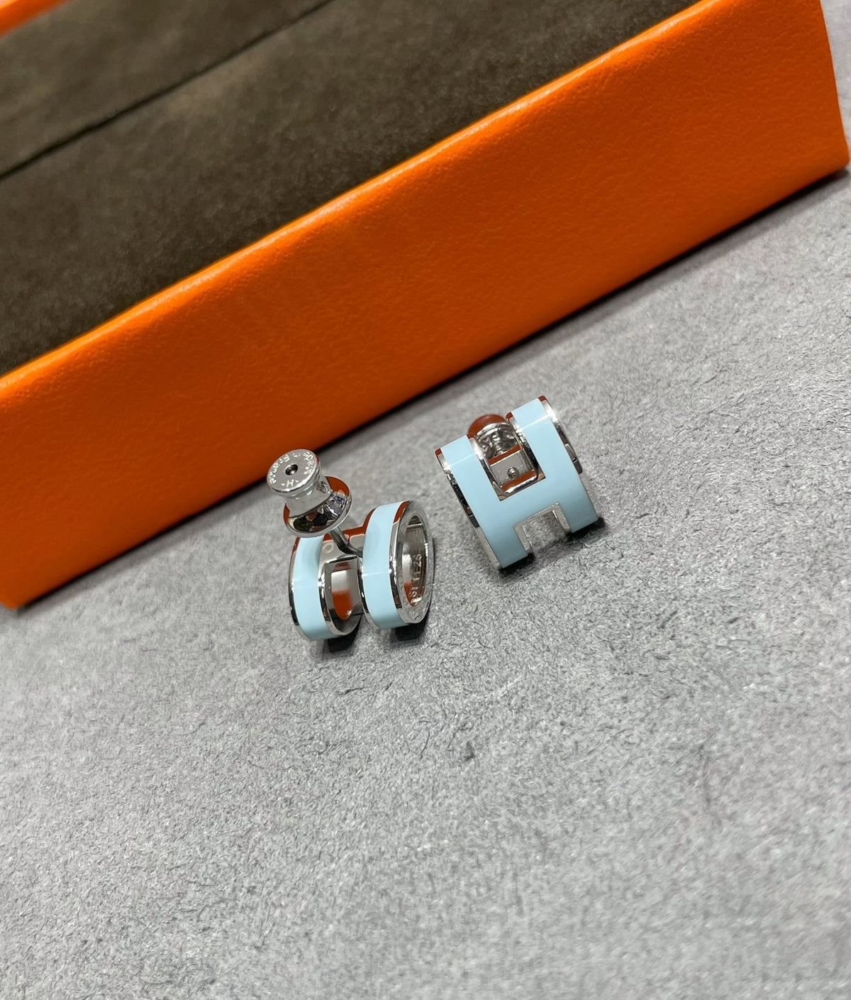 [⭐Veyra]POP H SKY BLUE STUD EARRINGS