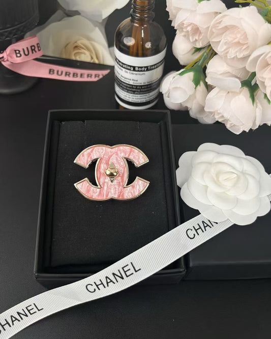 [⭐Veyra]Pink Resin Classic Brooch 5cm