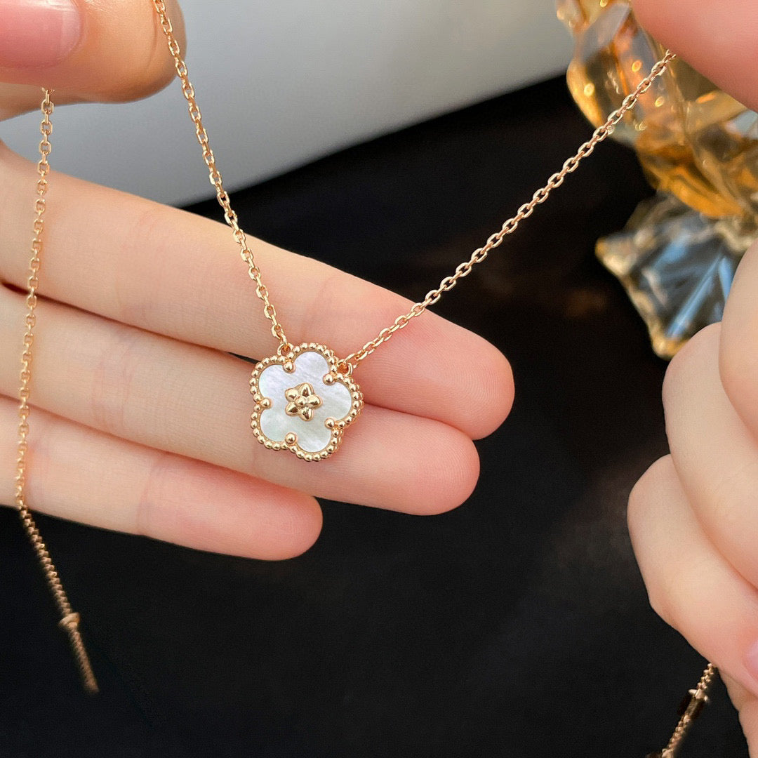 [⭐Veyra]LUCKY  WHITE MOP  PLUM BLOSSOM NECKLACE