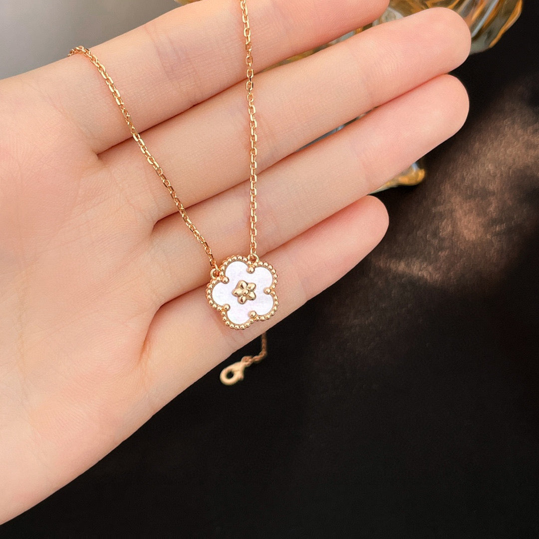 [⭐Veyra]LUCKY  WHITE MOP  PLUM BLOSSOM NECKLACE