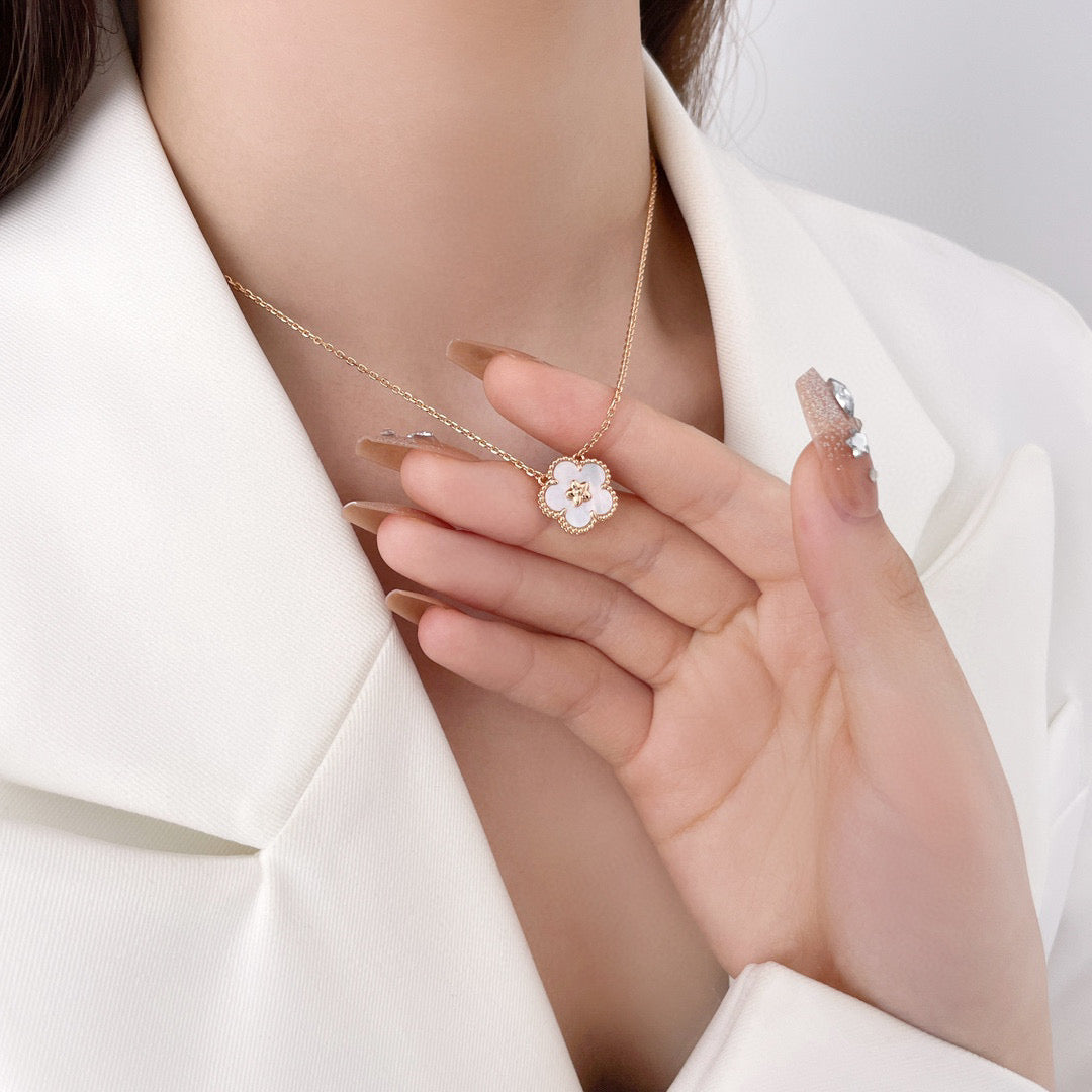 [⭐Veyra]LUCKY  WHITE MOP  PLUM BLOSSOM NECKLACE