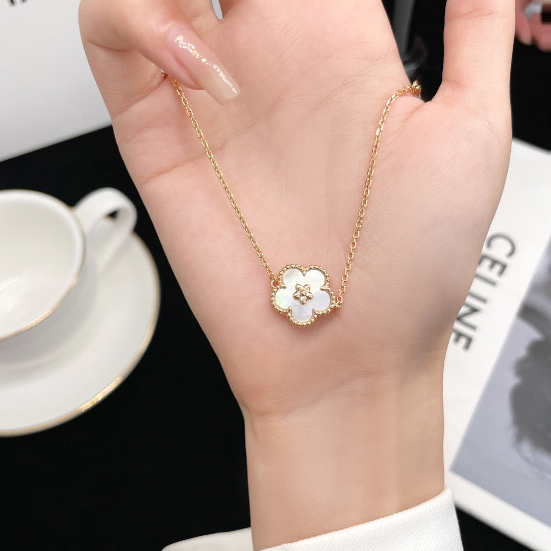 [⭐Veyra]LUCKY WHITE MOP PLUM BLOSSOM  BRACELET