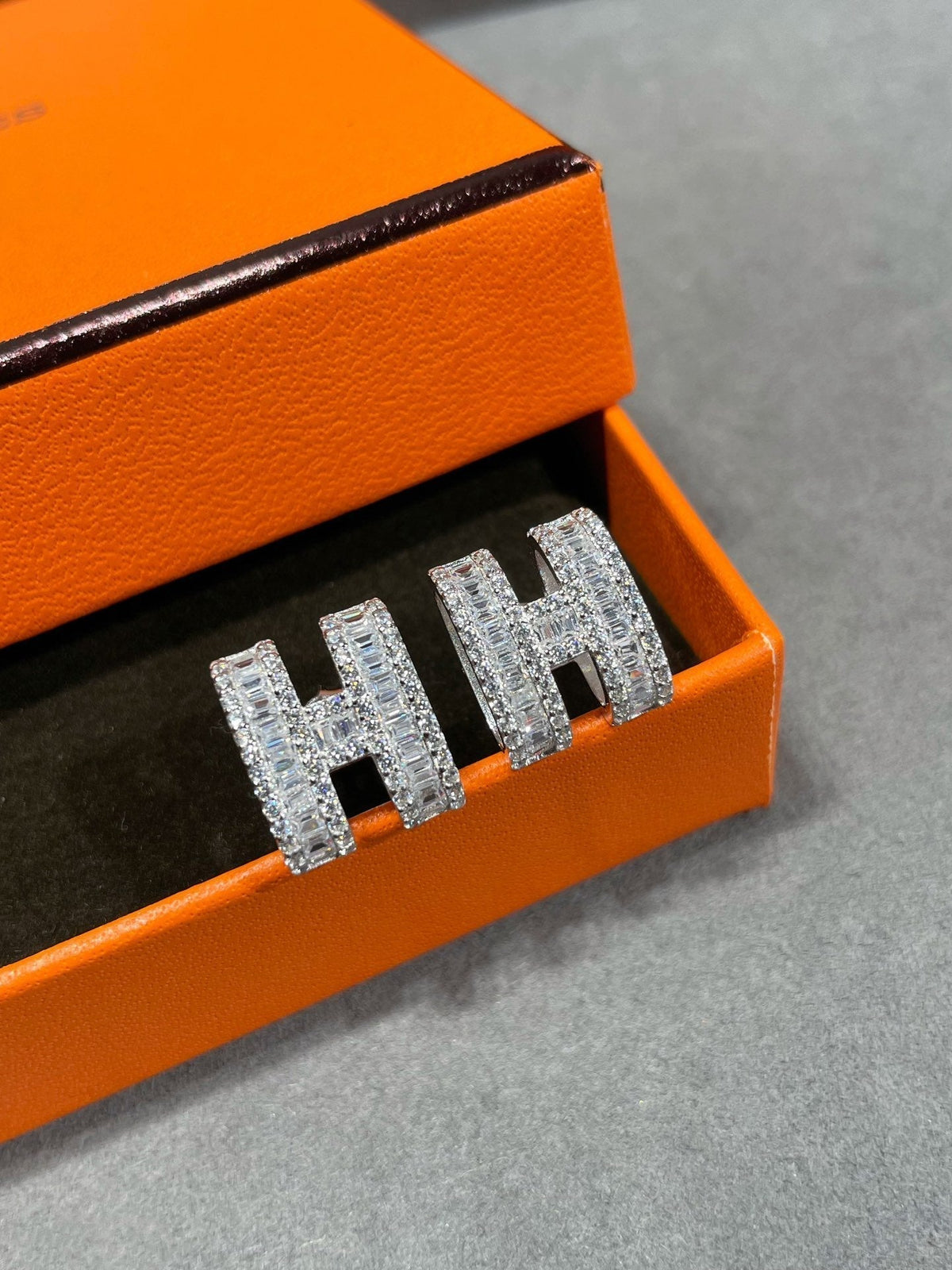 [⭐Veyra]H STUD EARRINGS WITH SILVER DIAMONDS
