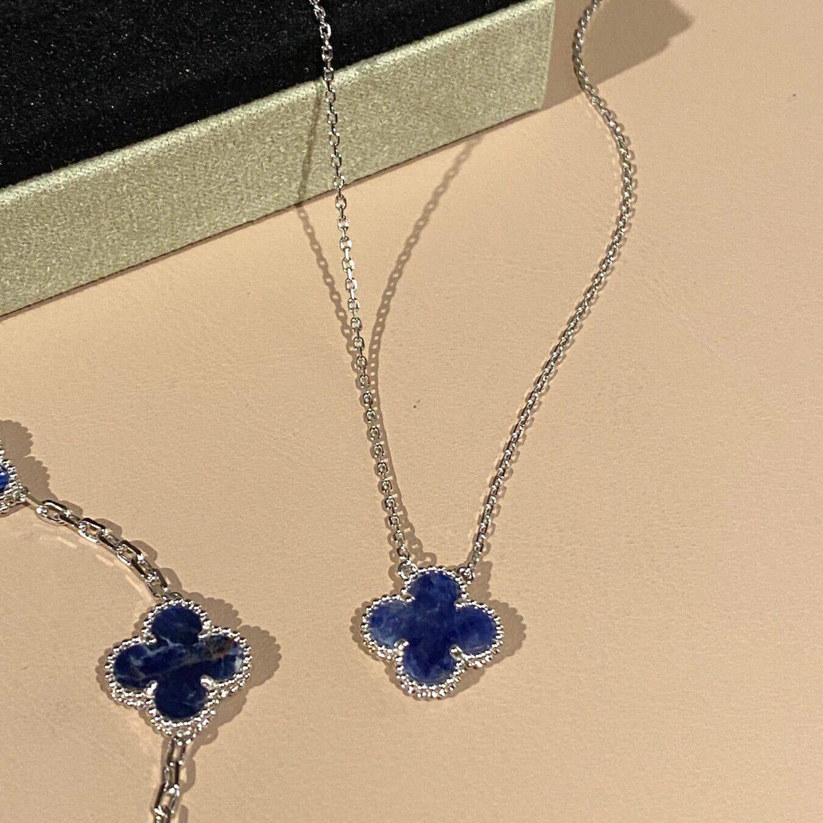 [⭐Veyra]CLOVER 15MM PIETERSITE NECKLACE SILVER