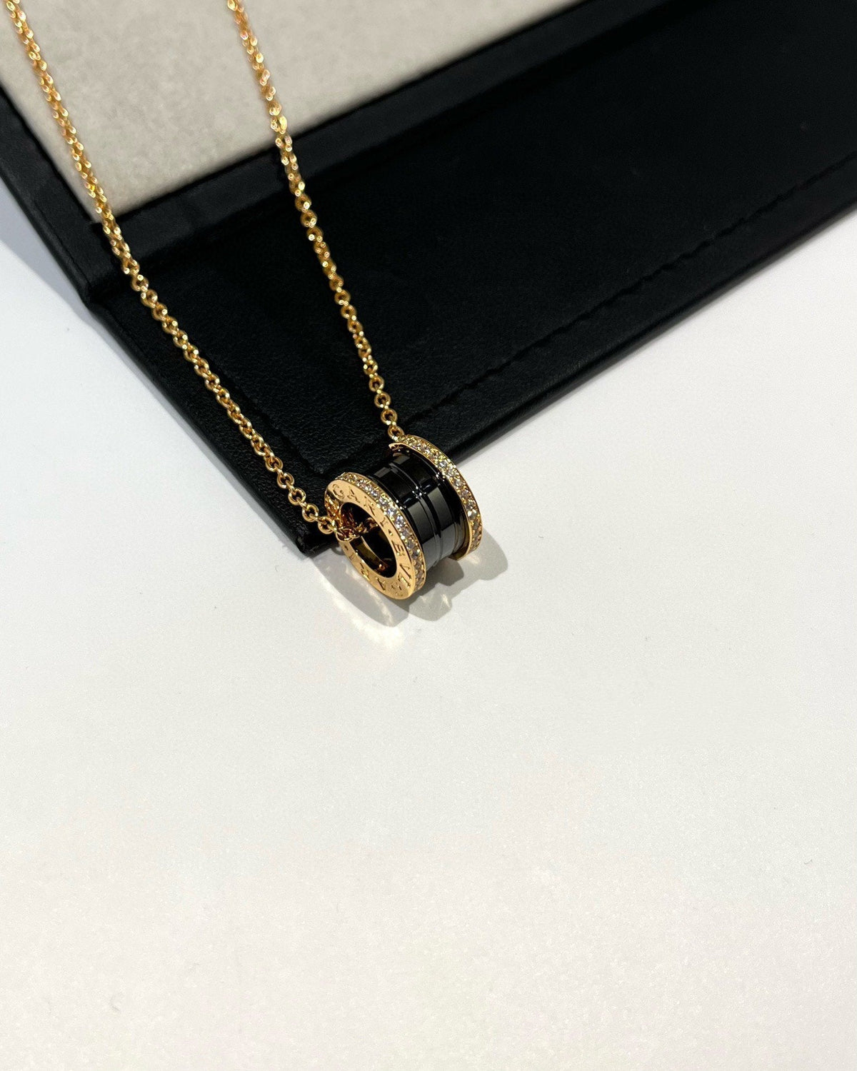 [⭐Veyra]ZERO 1 BLACK CERAMIC DIAMOND PINK GOLD NECKLACE